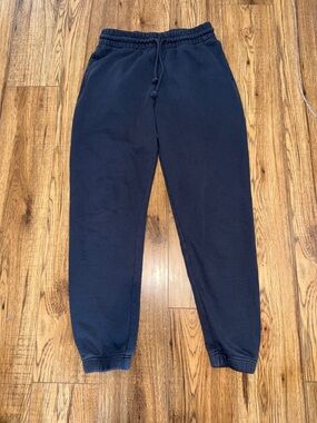 TNA Airy AF Fleece Sweatpants in Charcoal